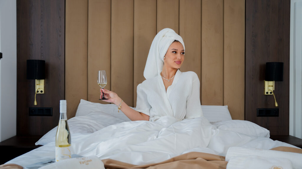 Žena v župane relaxuje v izbe Boutique Hotel Fatima Trenčín
